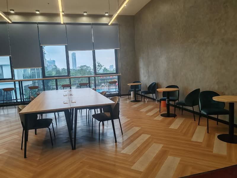 Servis Apartment untuk Dijual di Sunway Belfield - Wai Yee - Co-working room with swimming pool view - PropertyGuru.com.my