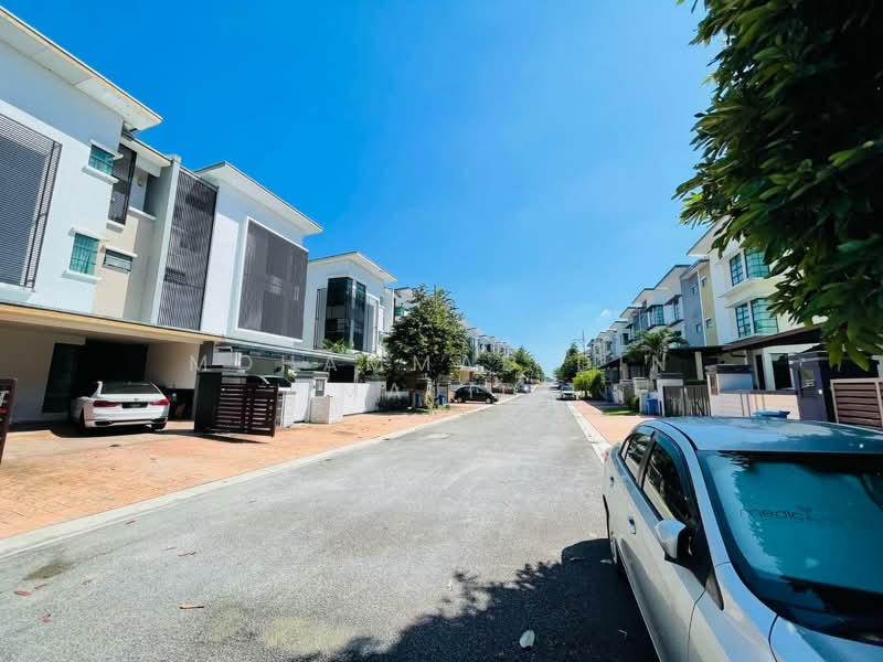 Semi-Detached House for Sale in Bukit Jelutong (Shah Alam) - Mohammad Din Majid - PropertyGuru.com.my