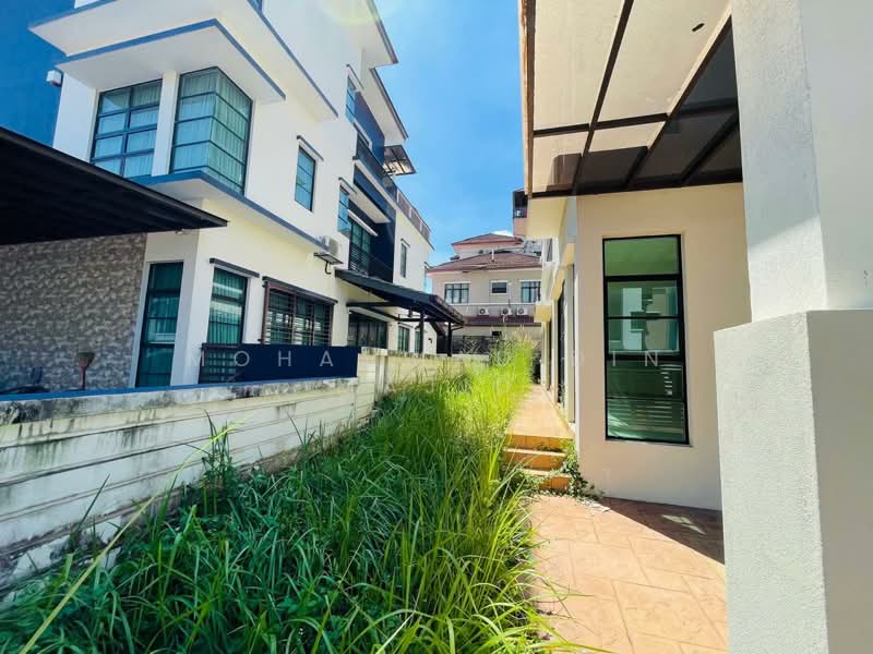 Semi-Detached House for Sale in Bukit Jelutong (Shah Alam) - Mohammad Din Majid - PropertyGuru.com.my