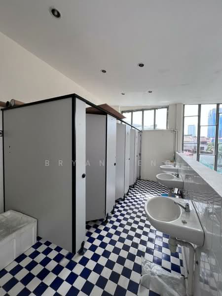 GEORGETOWN 2STY HERITAGE PREWAR CORNER UNIT FOR RENT AT STEWARD LAND untuk Untuk Disewa - RM 12,000 /bulan, Mac 2026 - Bathroom - PropertyGuru.com.my