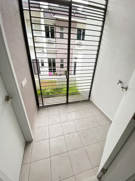Rumah Teres 2 Tingkat untuk Dijual di Tamansari (Rawang) - Lucas Loh - Balcony - PropertyGuru.com.my