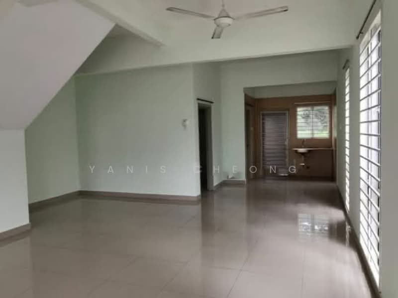 3-storey Terraced House for Sale in Sungai Buloh (Selangor) - Yanis Cheong - Living Room - PropertyGuru.com.my