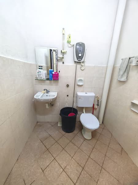 1-storey Terraced House for Sale in Johor Bahru (Johor) - Jun Xiong Tan - Bathroom - PropertyGuru.com.my