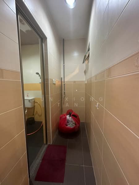 Rumah Teres 1.5 Tingkat untuk Dijual di Taman Mutiara Rini (Skudai) - Jun Xiong Tan - Bathroom - PropertyGuru.com.my