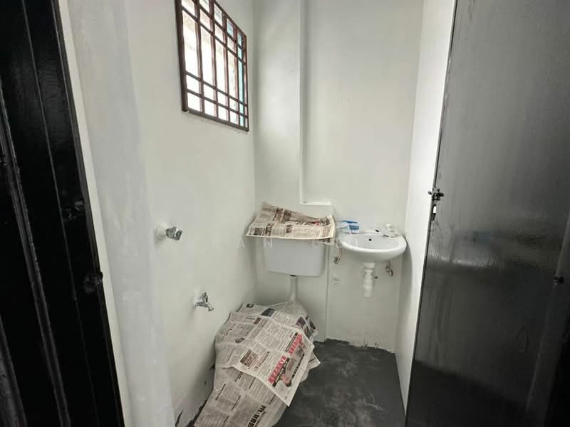 Flat for Sale at Taman Tan Sri Yaacob - Alan Ler - Bathroom - PropertyGuru.com.my