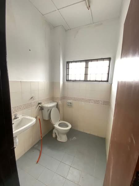 2-storey Terraced House for Sale in Bandar Bukit Beruntung (Bukit Beruntung) - Lucas Loh - Bathroom - PropertyGuru.com.my