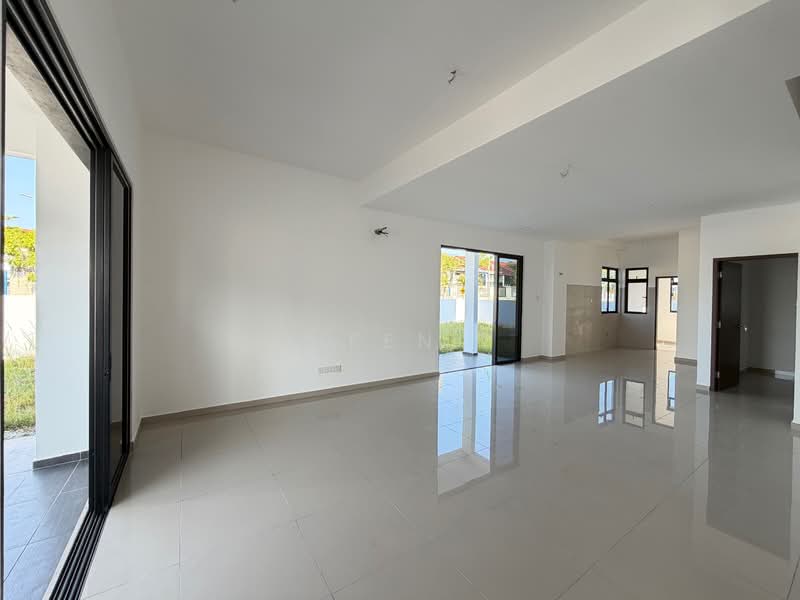 2-storey Terraced House for Sale in Bandar Dato Onn (Tebrau) - Lifen . - Living Room - PropertyGuru.com.my