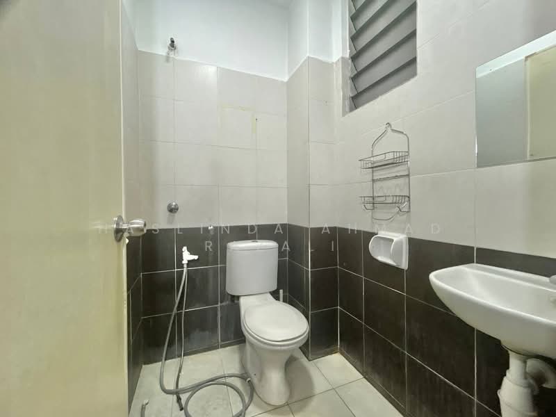 Rumah Teres 2 Tingkat untuk Dijual di Kajang (Selangor) - Haslinda Ahmad Razali - Bathroom - PropertyGuru.com.my