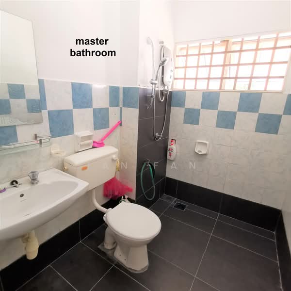 2-storey Terraced House for Sale in Bandar Putra Permai (Seri Kembangan) - Ian Fan - Bathroom - PropertyGuru.com.my