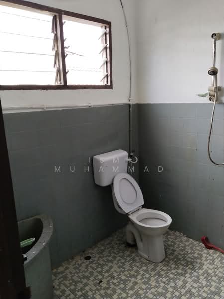 Taman Paroi Jaya untuk Untuk Dijual - RM 330,000, Mac 2026 - Bathroom - PropertyGuru.com.my