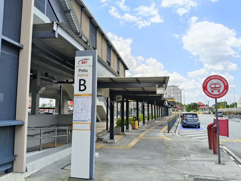 Office for Sale in Kampung Baru Seri Kembangan (Seri Kembangan) - Henry Chia - Entrance - PropertyGuru.com.my