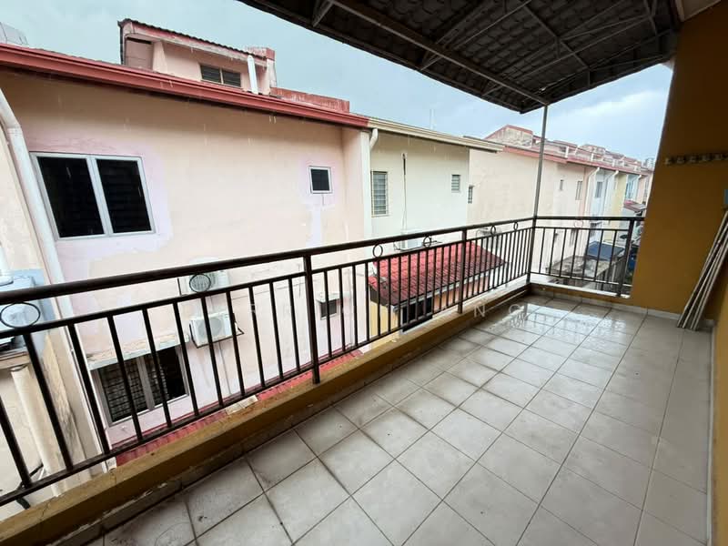 Rumah Teres 3-Tingkat untuk Dijual di Subang Bestari (Shah Alam) - Derrick Ang - Balcony - PropertyGuru.com.my