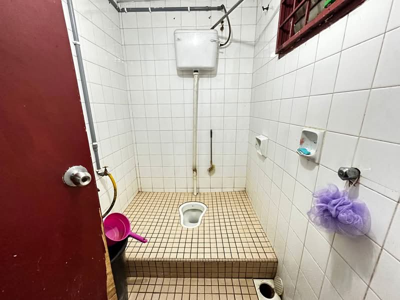 Shop / Office for Sale in Shah Alam (Selangor) - Zaidi Idris - Bathroom - PropertyGuru.com.my