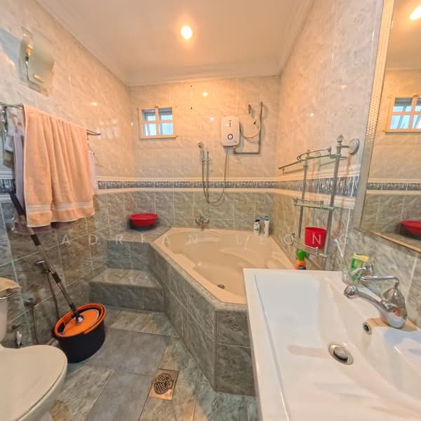 2-storey Terraced House for Sale in Bandar Kinrara Seksyen 5 (Bandar Kinrara) - Adrian Leong - Bathroom - PropertyGuru.com.my