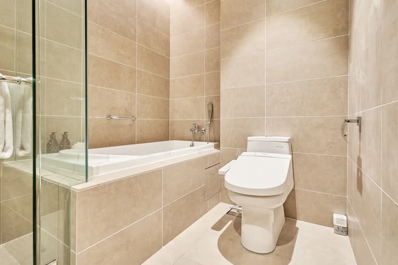 Mitsui Serviced Suites untuk Untuk Disewa - RM 4,500 /bulan, Mac 2026 - Bathroom - PropertyGuru.com.my