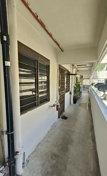 Pangsapuri untuk Dijual di Greenlane Heights Block 3 - Sunny Lok - Corridor - PropertyGuru.com.my