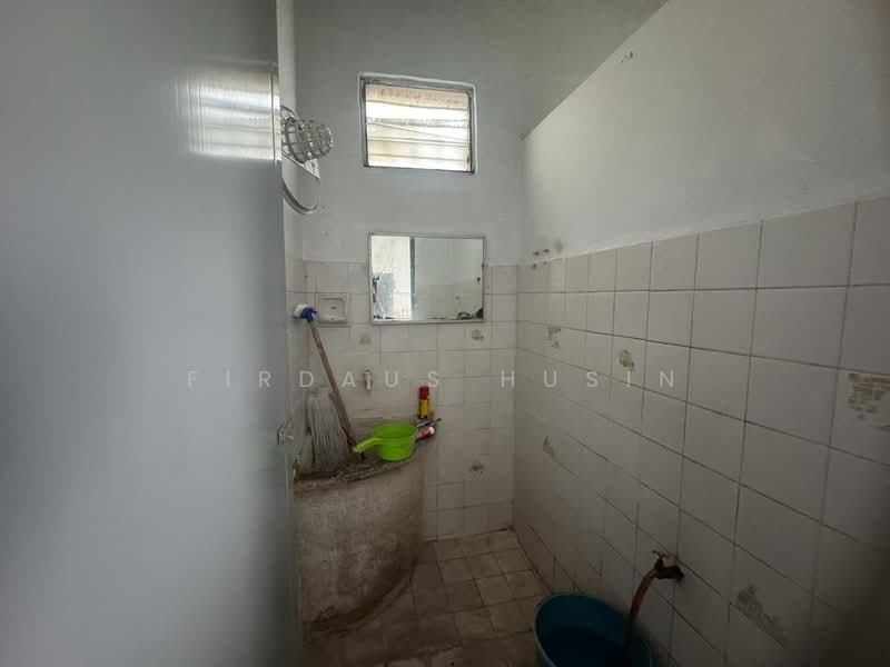 1-storey Terraced House for Sale in Bandar Kinrara Seksyen 1 (Bandar Kinrara) - Firdaus Husin - Bathroom - PropertyGuru.com.my