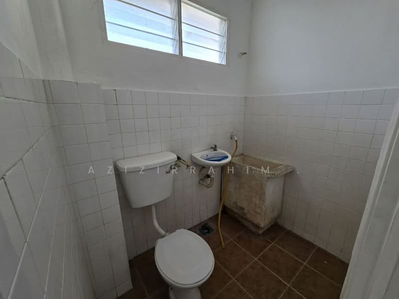 2-storey Terraced House for Sale in Balakong (Selangor) - Azizirrahim . - Bathroom - PropertyGuru.com.my