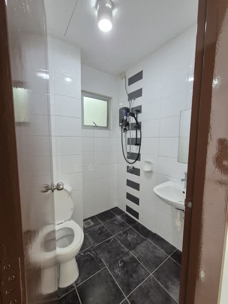 Lagoon Suites untuk Untuk Disewa - RM 1,200 /bulan, Mac 2026 - Bathroom - PropertyGuru.com.my