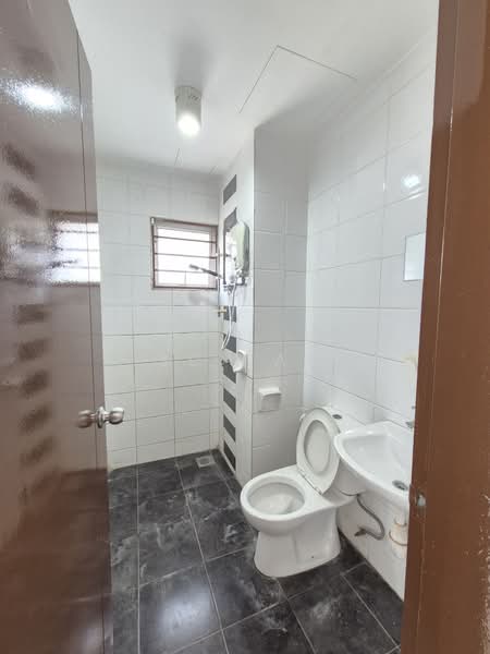 Lagoon Suites untuk Untuk Disewa - RM 1,200 /bulan, Mac 2026 - Bathroom - PropertyGuru.com.my