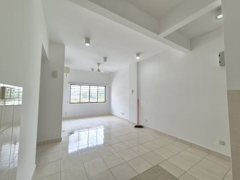 Lagoon Suites untuk Untuk Disewa - RM 1,200 /bulan, Mac 2026 - Living Room - PropertyGuru.com.my