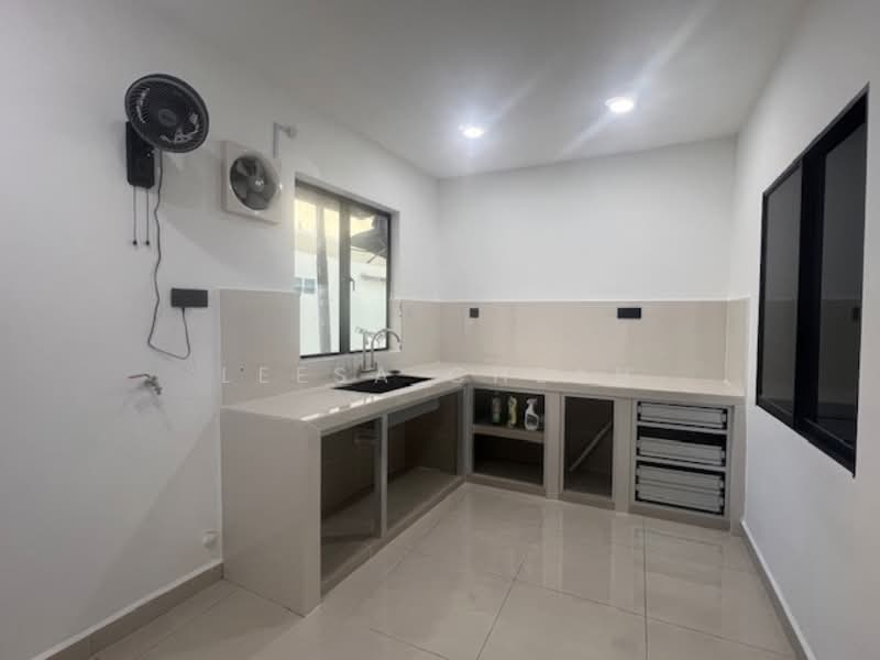 Taman Sin Tat untuk Untuk Dijual - RM 950,000, Mac 2026 - Kitchen - PropertyGuru.com.my