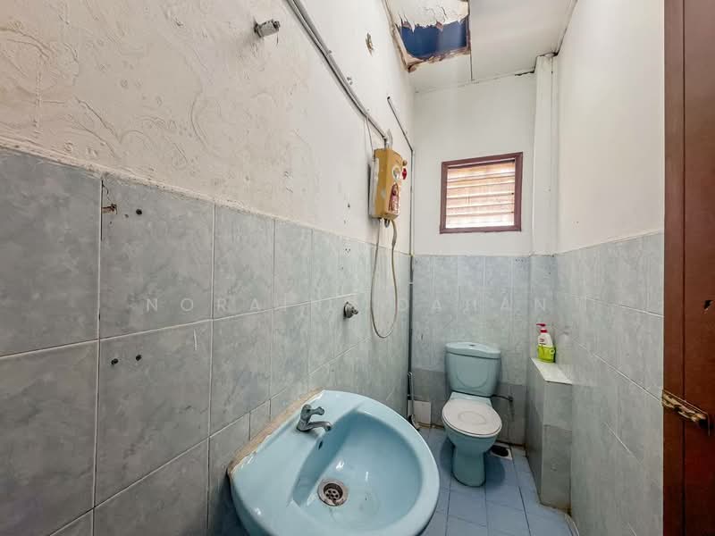 2-storey Terraced House for Sale in Taman Selayang Jaya (Selayang) - Noraini Dahan - Bathroom - PropertyGuru.com.my