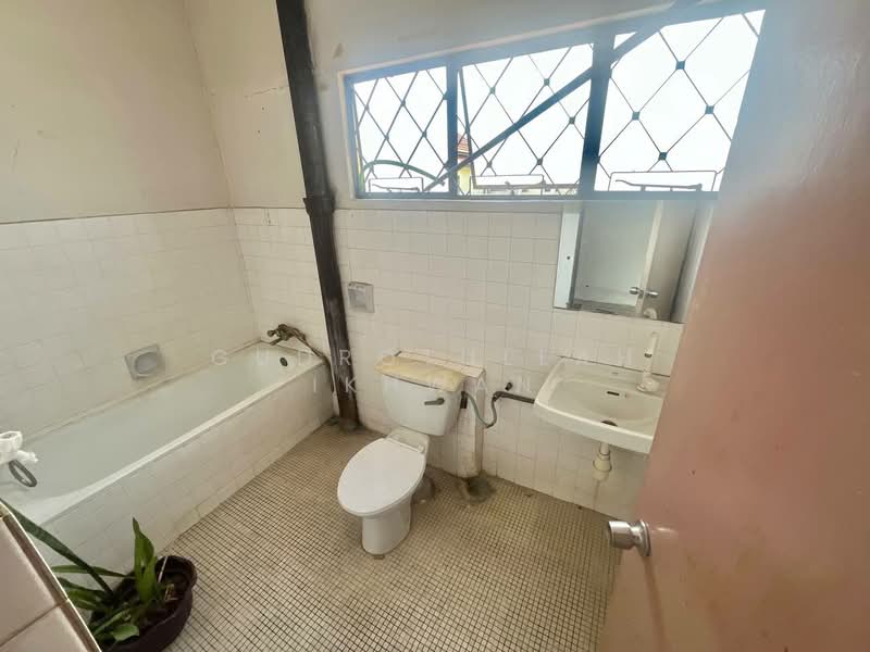 2-storey Terraced House for Sale in Taman Cempaka (Ampang) - Gudrotullah Ikhwan - Bathroom - PropertyGuru.com.my