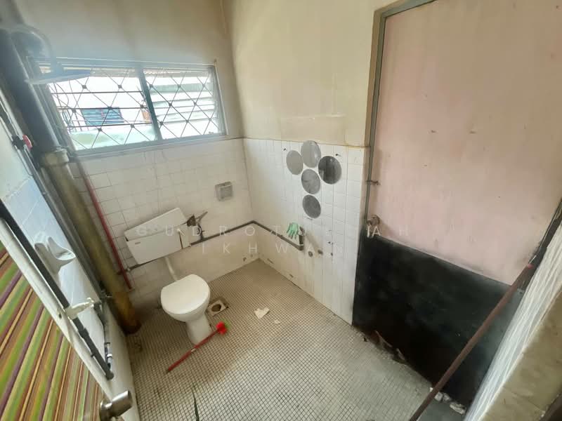 2-storey Terraced House for Sale in Taman Cempaka (Ampang) - Gudrotullah Ikhwan - Bathroom - PropertyGuru.com.my