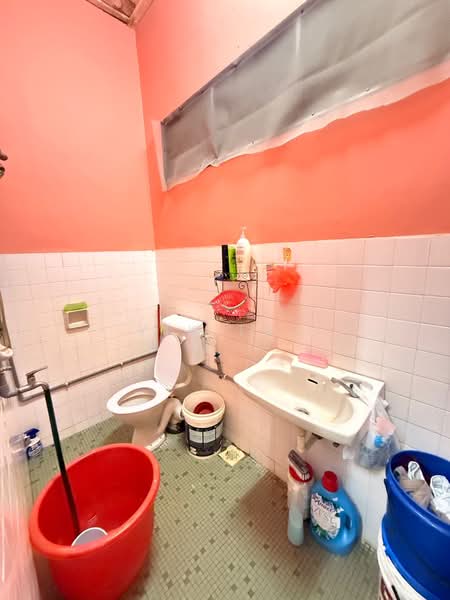 1-storey Terraced House for Sale in Taman Pelangi (Johor Bahru) - Yik Tat - Bathroom - PropertyGuru.com.my