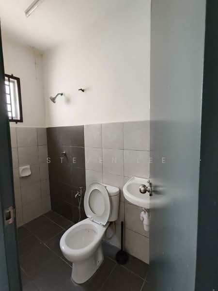 2-storey Terraced House for Sale in Taman Sari Alamanda (Serendah) - Steven Lee - Bathroom - PropertyGuru.com.my