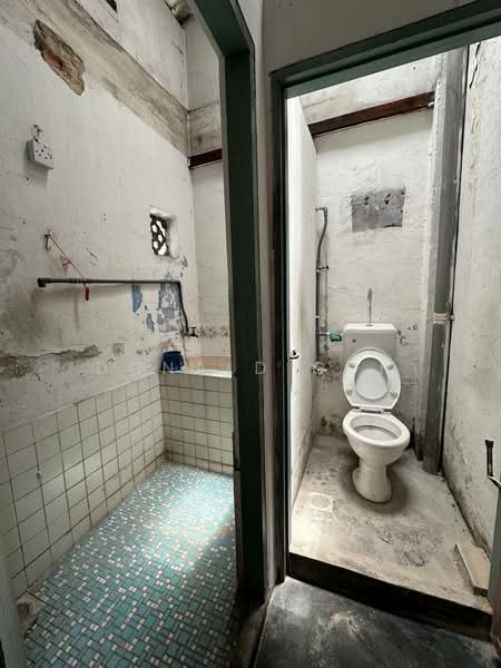 Ipoh Town Double Storey Shoplot untuk Untuk Disewa - RM 2,900 /bulan, Apr 2026 - Bathroom - PropertyGuru.com.my