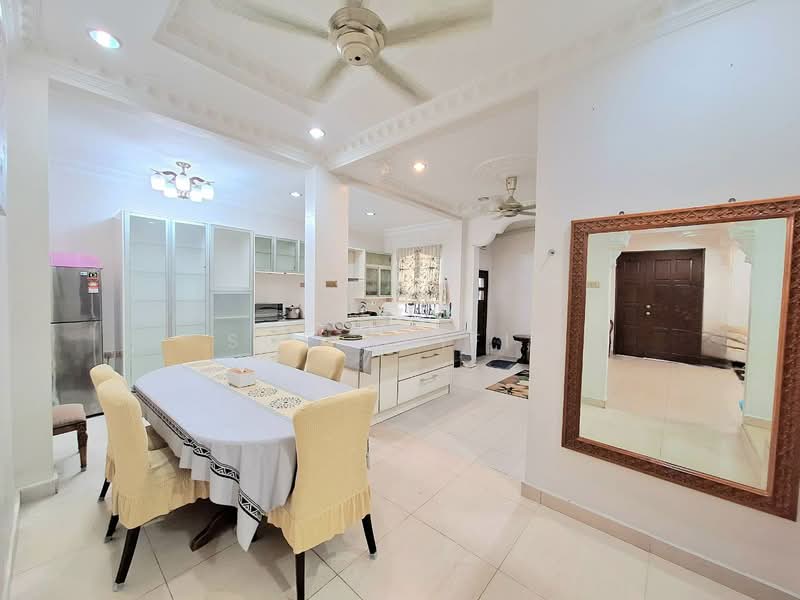 Cluster House for Sale in Shah Alam (Selangor) - Sue Arifin - Dining Room - PropertyGuru.com.my