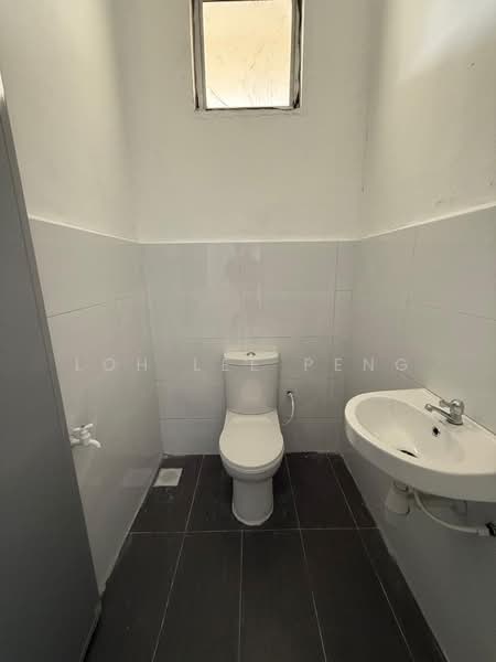 Taman Kota Masai untuk Untuk Disewa - RM 2,000 /bulan, Mac 2026 - Bathroom - PropertyGuru.com.my
