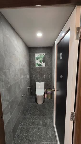 Mount Austin Mutiara Emas Mounts Austins JB Red White shop untuk Untuk Disewa - RM 12,500 /bulan, Apr 2026 - Bathroom - PropertyGuru.com.my