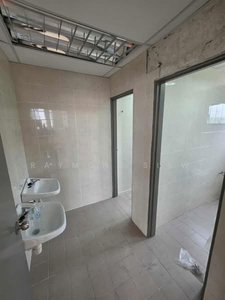 Shop / Office for Rent in Taman Perindustrian Kip (Kepong) - Raymond Siew - Bathroom - PropertyGuru.com.my
