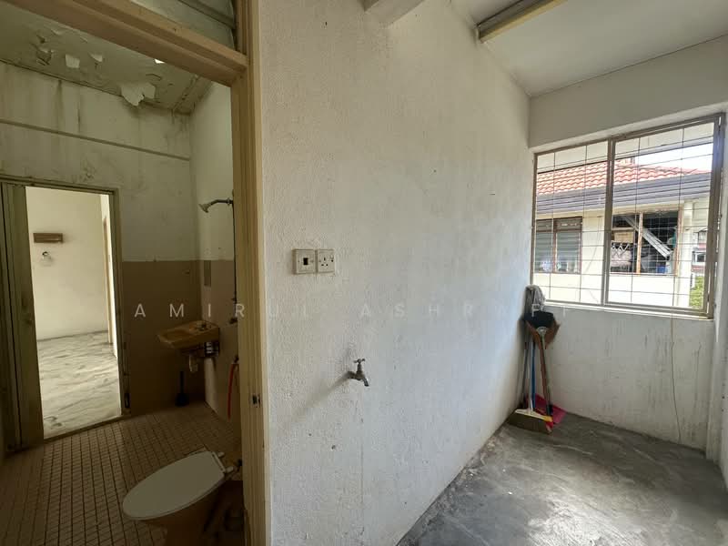 Apartment for Sale at Intan Apartment - Amirul Ashraff - Bathroom - PropertyGuru.com.my