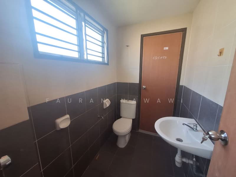 2-storey Terraced House for Sale in Nilai (Negeri Sembilan) - Fauran Nawawi - Bathroom - PropertyGuru.com.my