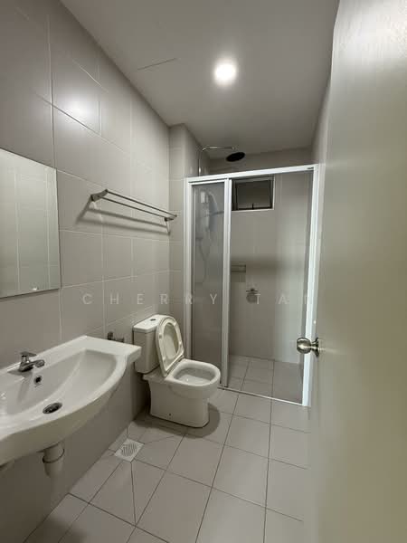 Service Residence for Sale at Meridin Bayvue Serviced Apartment - Cherry Tan - Bathroom - PropertyGuru.com.my
