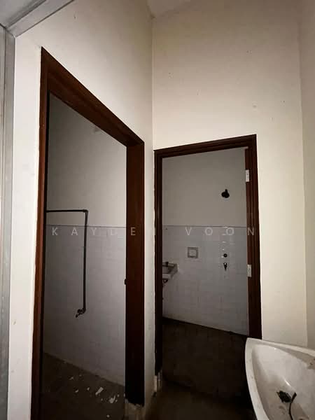 Taman Daya Shoplot ground floor untuk Untuk Disewa - RM 3,500 /bulan, Mac 2026 - Bathroom - PropertyGuru.com.my