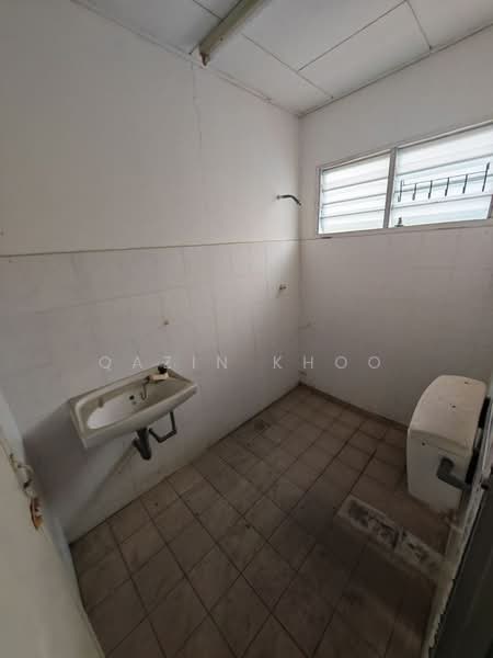 1.5-storey Terraced House for Sale in Taman Desa Rishah (Ipoh) - Qazin Khoo - Bathroom - PropertyGuru.com.my