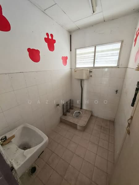 1.5-storey Terraced House for Sale in Taman Desa Rishah (Ipoh) - Qazin Khoo - Bathroom - PropertyGuru.com.my