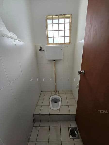 Factory for Rent in Puchong (Selangor) - Alex Lee - Bathroom - PropertyGuru.com.my