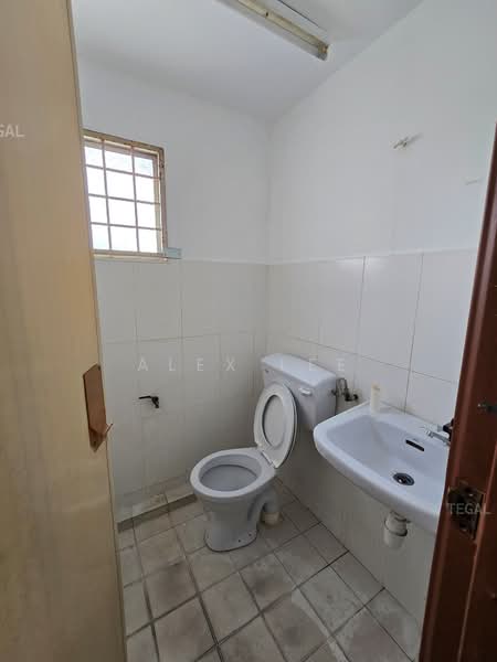 Factory for Rent in Puchong (Selangor) - Alex Lee - Bathroom - PropertyGuru.com.my