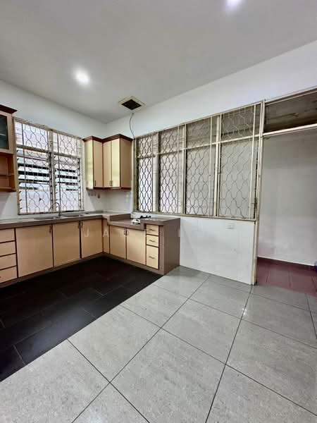 Taman Daya - Jalan Pinang 3, 4 untuk Untuk Disewa - RM 1,800 /bulan, Mac 2026 - Kitchen - PropertyGuru.com.my