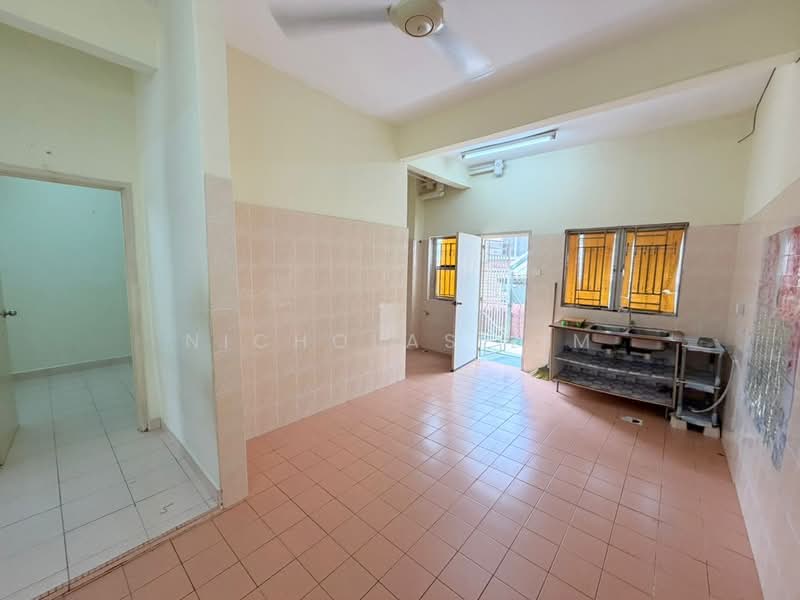 Pusat Bandar Putra Permai untuk Untuk Disewa - RM 1,800 /bulan, Mac 2026 - Kitchen - PropertyGuru.com.my