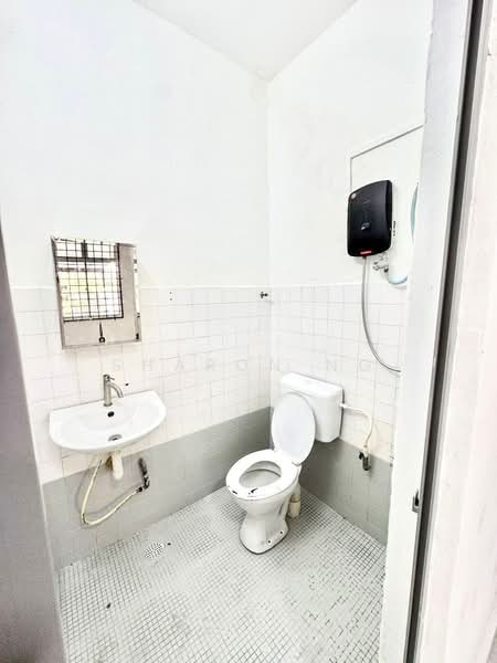 1-storey Terraced House for Sale in Taman Universiti (Skudai) - Sharon Ng - Bathroom - PropertyGuru.com.my