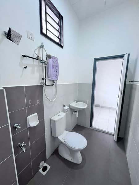 1-storey Terraced House for Sale in Johor Bahru (Johor) - Erness Tan - Bathroom - PropertyGuru.com.my