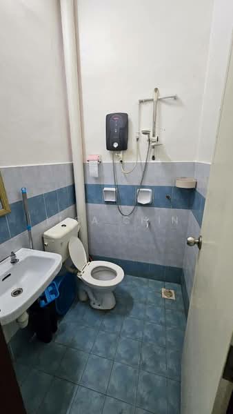 1.5-storey Terraced House for Sale in Taman Bestari Indah (Ulu Tiram) - Ilsa Chin - Bathroom - PropertyGuru.com.my