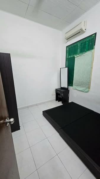 1.5-storey Terraced House for Sale in Taman Bestari Indah (Ulu Tiram) - Ilsa Chin - Bedroom - PropertyGuru.com.my